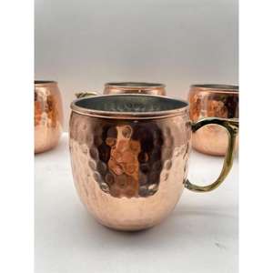 Tasses en cuivre élégantes avec texture martelée conçues pour garder les boissons fraîches pendant de longues périodes - Product Image 6