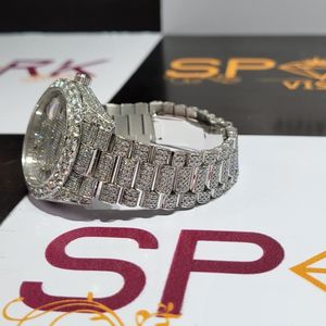 Montre élégante en diamant argenté Montre de luxe pour homme avec chiffres romains et sertissage complet en diamant Montre de luxe en diamant argenté - Product Image 3