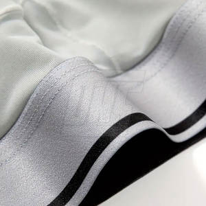 Shorts de compression pour hommes à la mode avec tissu élastique respirant idéal pour l'entraînement en salle de sport et le fitness quotidien - Product Image 3