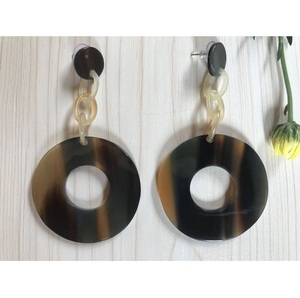 Pendientes colgantes de cuerno de ganado Natural hechos a mano para mujer, joyería Bohemia étnica ligera, lágrima inspirada en la naturaleza, ecológica - Product Image 1