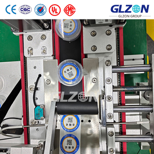 Applicateur d'étiquettes automatique pour petits produits plats |   Machine compacte pour le remplissage de boîtes cosmétiques, d'électronique et de pochettes - Product Image 3