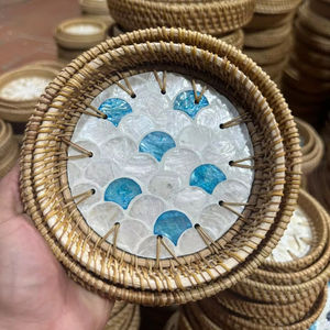 Bandeja Decorativa Hecha a Mano de Ratán con Incrustaciones de Nácar en el Centro para Servir Comida, Vietnam - Product Image 1