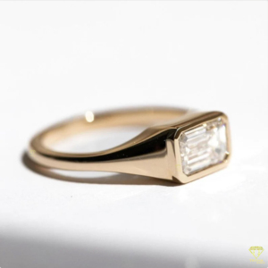Bague de fiançailles en diamant de laboratoire taille émeraude moderne sertie d'une lunette en or massif, bijoux de mariée délicats et minimalistes - Product Image 3