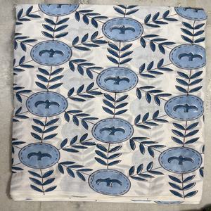 Tissu en coton doux à imprimé floral, écologique, vendu au mètre, idéal pour les robes de filles et les tentures murales - Product Image 1