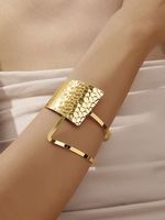 Brazalete de Latón Chapado en Oro de Alta Calidad para Mujer, Diseño de Corazón Tallado, Estilo Moderno con Imitación Antigua, Joyería Hecha a Mano para Regalo
