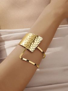 Brazalete de Latón de Alta Calidad para Mujer con Diseño de Corazón - Joyería de Regalo para Mujer, Brazalete Hecho a Mano - Product Image 2