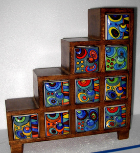 Armoire de rangement en bois de style indien avec 8 tiroirs en céramique, peinture artisanale verte, motifs d'art populaire, par Decor World Expo - Product Image 6