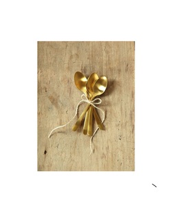 Service de couverts de luxe en métal plaqué or faits à la main avec motifs uniques pour les tables de fête et les dîners élégants - Product Image 1