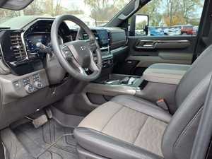 Silverado 2500HD ZR2 2024, Cabina Doble, Tracción en las Cuatro Ruedas, Volante a la Izquierda, Interior Oscuro, Asientos de Cuero, Neumáticos R19 - Product Image 2