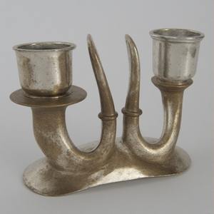 Portavelas de cuerno de aluminio hecho a mano con detalles ornamentados trabajo artesanal que ofrece acento decorativo para interiores - Product Image 4