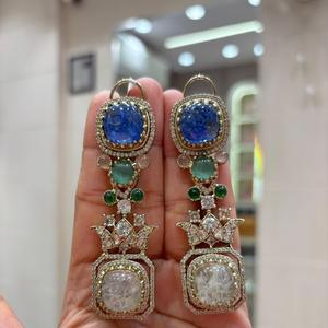 Pendientes de Diseño de Alta Calidad con Acabado Dorado y Piedras de Circonita Cúbica para Mujeres y Niñas, Colección para Bodas y Fiestas - Product Image 1