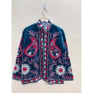 Chaqueta de Terciopelo Otoñal Samarkand Nights Azul Denim Bordada con Diseño de Flores de Frambuesa y Lila con Detalles Suzani - Product Image 3