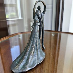 Figura Moderna de Novios, Escultura de Aluminio que Immortaliza la Elegancia y el Romance con Detalles Exquisitos y un Diseño Ecológico - Product Image 3