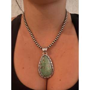 Pendentif Royston en turquoise et argent sterling, fabriqué par des artisans navajo, avec technologie de sertissage en clos. - Product Image 2