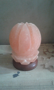 Lampe au sel rouge de l'Himalaya de forme personnalisée Base en bois de cristal de petite taille Décoration de la maison raffinée avec ampoule Cadeau - Product Image 5