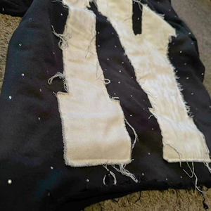 Sweat à capuche zippé intégral personnalisé pour homme en molleton épais, style streetwear, avec broderie transfert effet vieilli, strass et logo en strass, pour l'hiver - Product Image 4