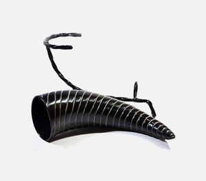 Auténtico Cuerno Vikingo Negro Hecho a Mano para Beber con Únicas Ranuras Talladas en Espiral y Soporte de Trípode de Hierro Forjado Resistente - Product Image 6