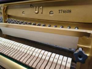 Piano droit Yamaha YU1 rouge vin, son de haute qualité, adapté à un usage domestique et professionnel, 88 touches - Product Image 4