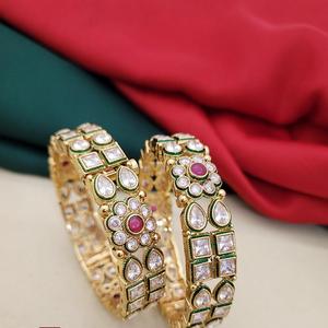 Glamorous Trendy Gold Finish With Stones Look Two Set OF Bangles Brazaletes con estilo que se pueden abrir para mujeres para ropa de boda - Product Image 1