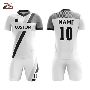 Uniforme de fútbol con impresión de alta calidad al por mayor con logotipo personalizado, uniforme deportivo de entrenamiento Premium fabricado en Pakistán - Product Image 3