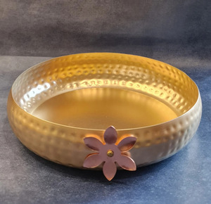 Graceful The Divine Urli Bowl Llama de la tranquilidad Lotus Design Urli Diya - Product Image 1