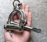 Menottes anciennes en fer à double verrouillage, métal traditionnel avec technique de placage artistique et de collection sur le thème de l'amour, vente en gros