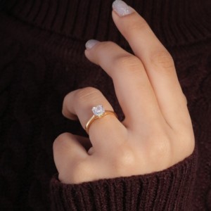 Anillo Clásico de Circonita de 1.03 Quilates, Corte Radiante, Oro Amarillo de 14K para Compromisos y Bodas - Product Image 2