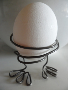 Encantador estante para huevos de gallina con diseño en metal negro recubierto de polvo, perfecto para un elegante Almacenamiento y organización de cocina de dos niveles - Product Image 3