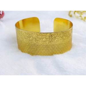 Bracelets classiques faits à la main en laiton plaqué or, style élégant avec design classique - Product Image 4
