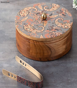 Elegante caja Roti de diseño Paisley gris con un pomo de latón. Perfecto para tu mesa. Disponible a precios mayoristas - Product Image 1