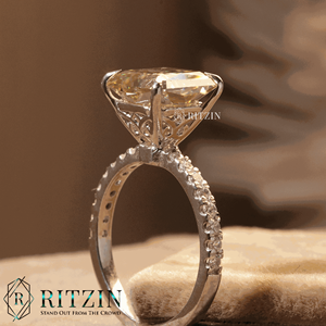 Anillo de Compromiso RITZIN RIH228 con Moissanita Redonda Corte Princesa Marrón y Detalles Engastados en Puntas para Mujer - Product Image 3