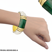 Bracelet manchette artisanal en corne naturelle blanche avec incrustation de pierre verte, motif géométrique, pour occasions festives féminines