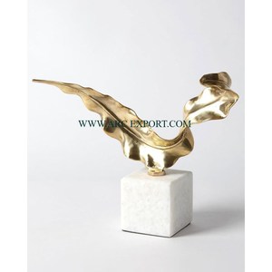 Estatua de Mesa de la más alta calidad Escultura creativa de metal Acento decorativo Color dorado Aspecto atractivo Escultura de diseño rústico - Product Image 4
