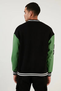 แจ็คเก็ตบอมเบอร์ผู้ชาย แขนหนังตัดสี คอเสื้อถักลายทาง แต่งผ้าปักลายเชนิลล์ - Product Image 3