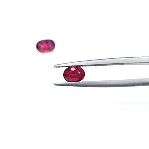 Par de Rubíes Naturales Sin Calentar, Ovalados, 2.76 Quilates, Color Amatista, 8mm de Altura, Certificados por IGI, Combinados con Cristales de Diamante - Product Image 5