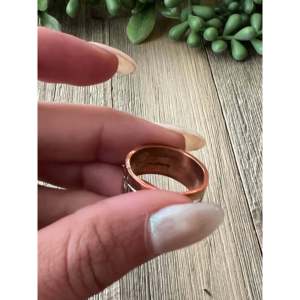 Bague simple en cuivre et argent sterling faite à la main par des artisans Navajo avec la signature de l'artiste, taille 6.5, bijoux fins pour un usage quotidien - Product Image 5