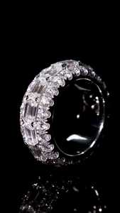 Anillo de Eternidad de Lujo para Mujer, Plata 925 con Moissanita, Corte Esmeralda, Engaste en Canal, Diseño Geométrico, para Bodas - Product Image 4