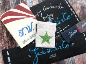 Étiquettes de vêtements tissées en polyester à pli d'extrémité de fil d'argent personnalisé haut de gamme pour vêtements sacs et chaussures - Product Image 6