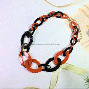 Collar de cadena de eslabones planos de resina minimalista, joyería de declaración ecológica ligera para venta al por mayor - Product Image 1