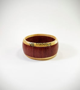 Bracelets en bois faits à la main pour femmes avec une touche tribale et bohème par Tradebyd - Product Image 2