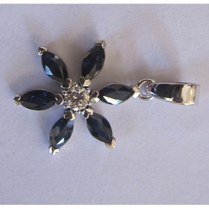Pendentif religieux chrétien vintage avec saphirs bleus et diamants, plaqué or, or rose, perle, chaîne en or ou plaqué or en option - Product Image 1