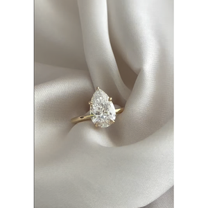 Anillo de compromiso de oro macizo de 14 quilates con diamante en forma de pera de Elizabeth Lab - Product Image 3