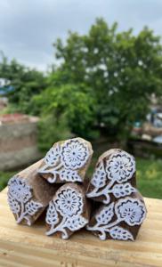 Timbres en bois sculptés à la main avec des motifs floraux |   Motifs floraux |   Outils de sérigraphie textile - Product Image 2