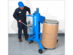 Chariot palettiseur hydraulique en métal pour fûts de 55 gallons, capacité 550 lb, avec pieds réglables et roulettes pivotantes à frein - Product Image 2