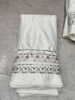 Tissu en satin de soie/coton tricoté Dobby Malai de qualité supérieure, provenant d'un fournisseur indien, avec broderie de fils luxueux et de sequins, antistatique, idéal pour les mariages sur mesure.