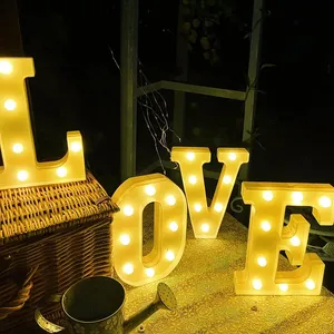 En gros Alphabet A-Z LED Lettre Lumières Lumineux Nombre Lampe Veilleuse pour Mariage Anniversaire Fête De Noël Décoration de La Maison