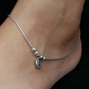 Chevillère en argent 925 avec design de feuille de Nazakat sertie de diamants, idéale pour les occasions de cadeaux - Product Image 3