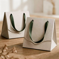 Maßgefertigte Dreieckige Kraftpapier-Geschenkbox mit Grünem Bandgriff, Prägung & Glanzlaminierung für Hochzeitsgeschenke und mehr