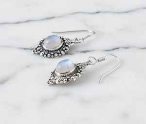 Boucles d'oreilles clous en pierre de lune arc-en-ciel ornée, plaquées or, argent sterling, pendentif en grappe, style vintage mignon, pierre de naissance de juin - Product Image 2