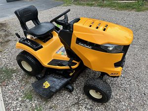Haute performance Cub Cadet XT1 LT42 tracteur de pelouse puissant moteur à essence avec pont de 42 pouces coupe de gazon efficace et aménagement paysager - Product Image 2